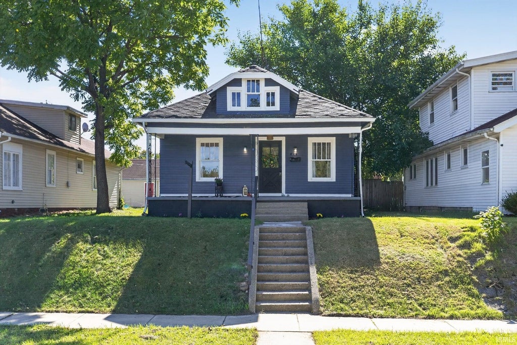 Photo of 414 E Fairview Avenue, South Bend, IN 46614 (MLS # 202642111)