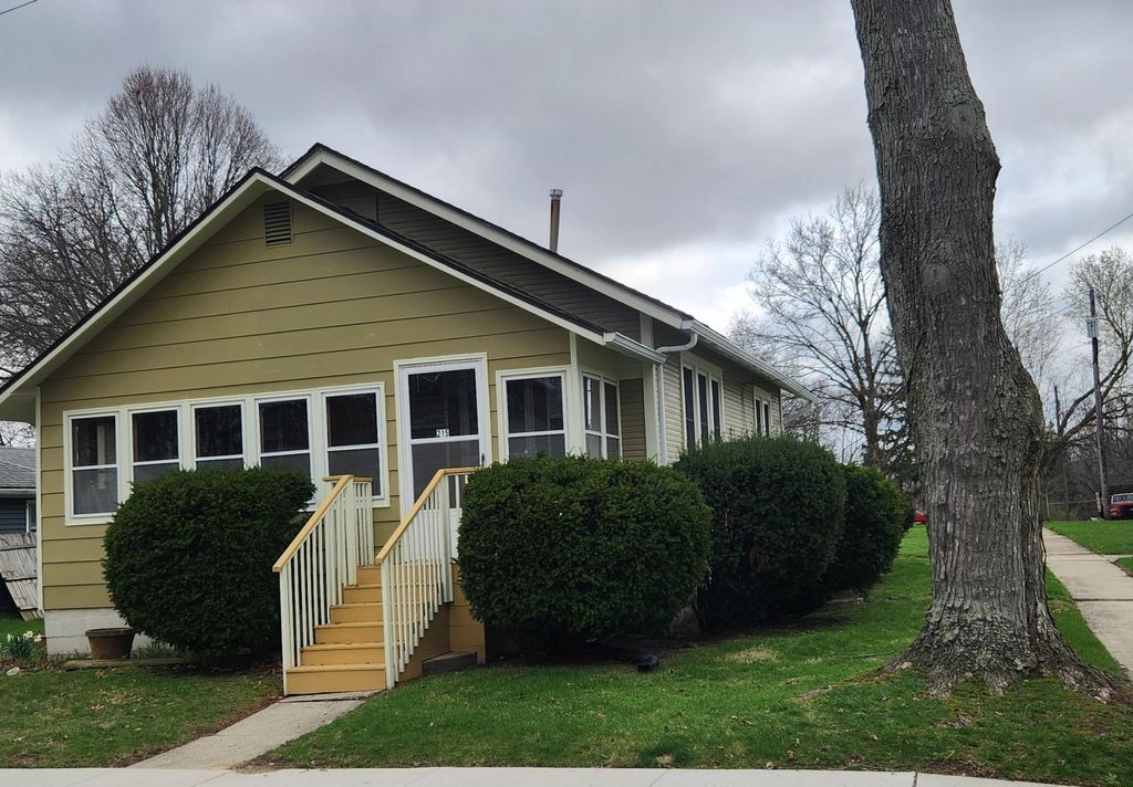 Photo of 215 W Pleasant St, Angola, IN 46703 (MLS # 202612650)