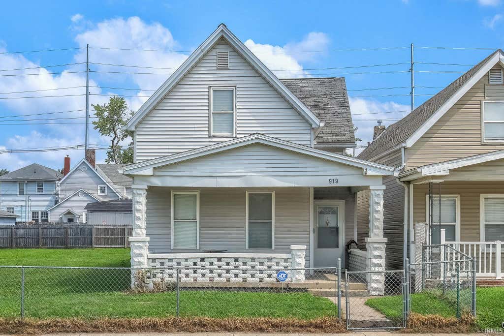 Photo of 919 W Delaware Street, Evansville, IN 47710 (MLS # 202631810)