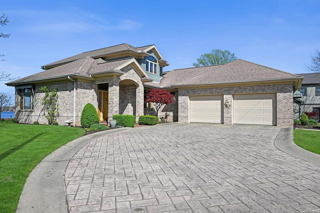 Photo of 616 E Medusa Street, Syracuse, IN 46567 (MLS # 202615579)
