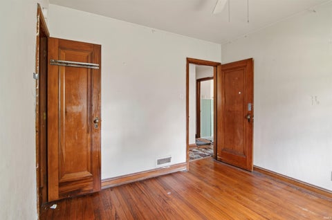 Tiny photo for 1053 N Elmer Street, South Bend, IN 46628 (MLS # 202542568)