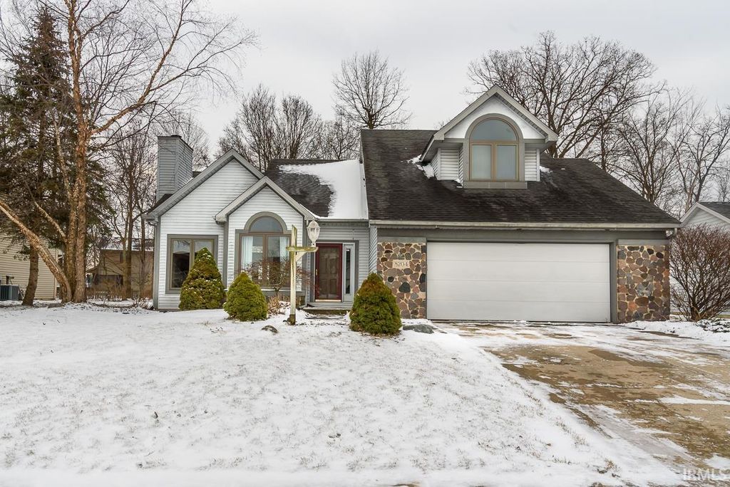 Photo of 8204 Meadow Hills Drive, Fort Wayne, IN 46835 (MLS # 202602994)