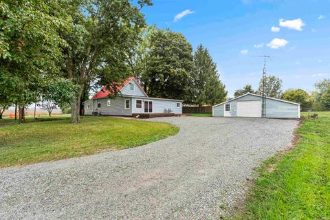 Photo of 1038 W 200 S, Warsaw, IN 46580 (MLS # 202542014)