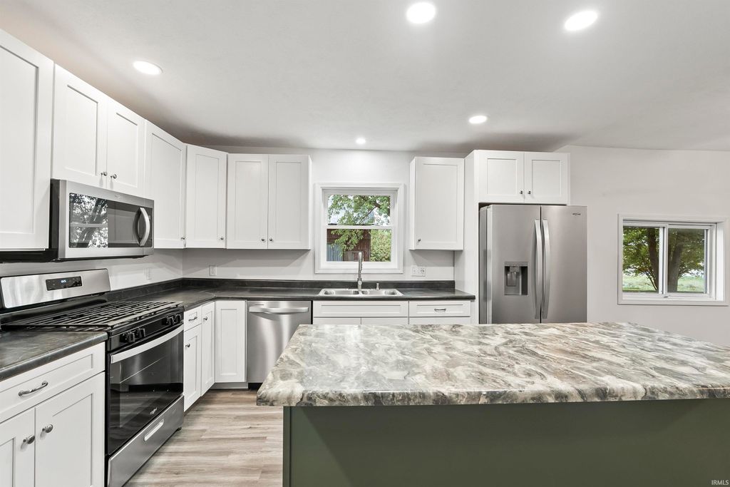 Photo of 1038 W 200 S, Warsaw, IN 46580 (MLS # 202542014)