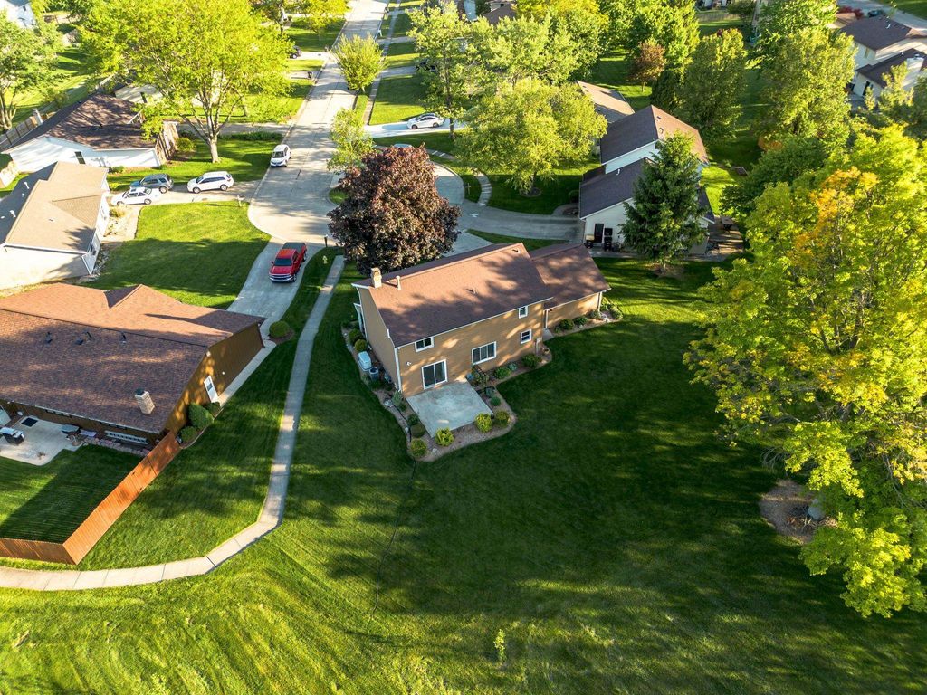 Photo of 4531 Blue Water Court, Fort Wayne, IN 46804 (MLS # 202618647)