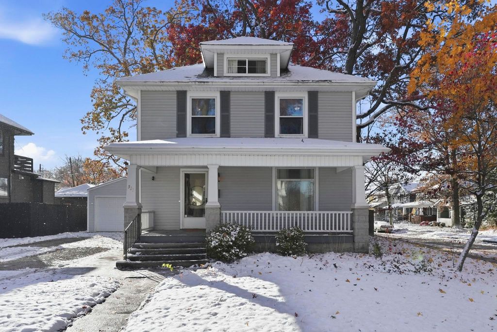 Photo of 527 W Oakdale Drive, Fort Wayne, IN 46807 (MLS # 202545542)