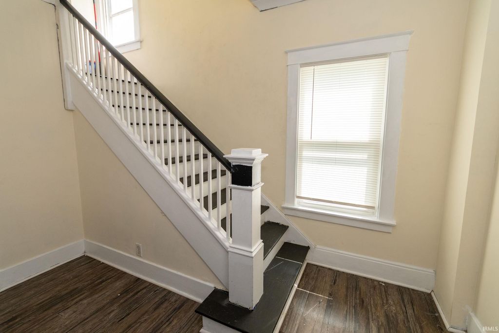 Photo of 324 E 12Th Street, Mishawaka, IN 46544 (MLS # 202619802)