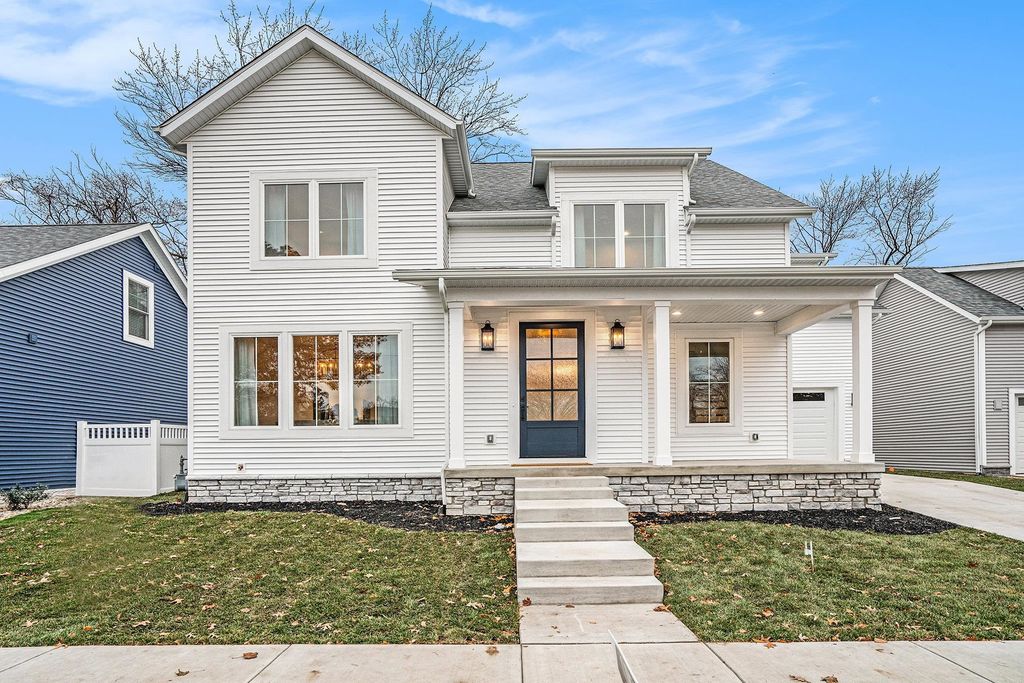 Photo of 735 N Twyckenham Drive, South Bend, IN 46617 (MLS # 202548420)