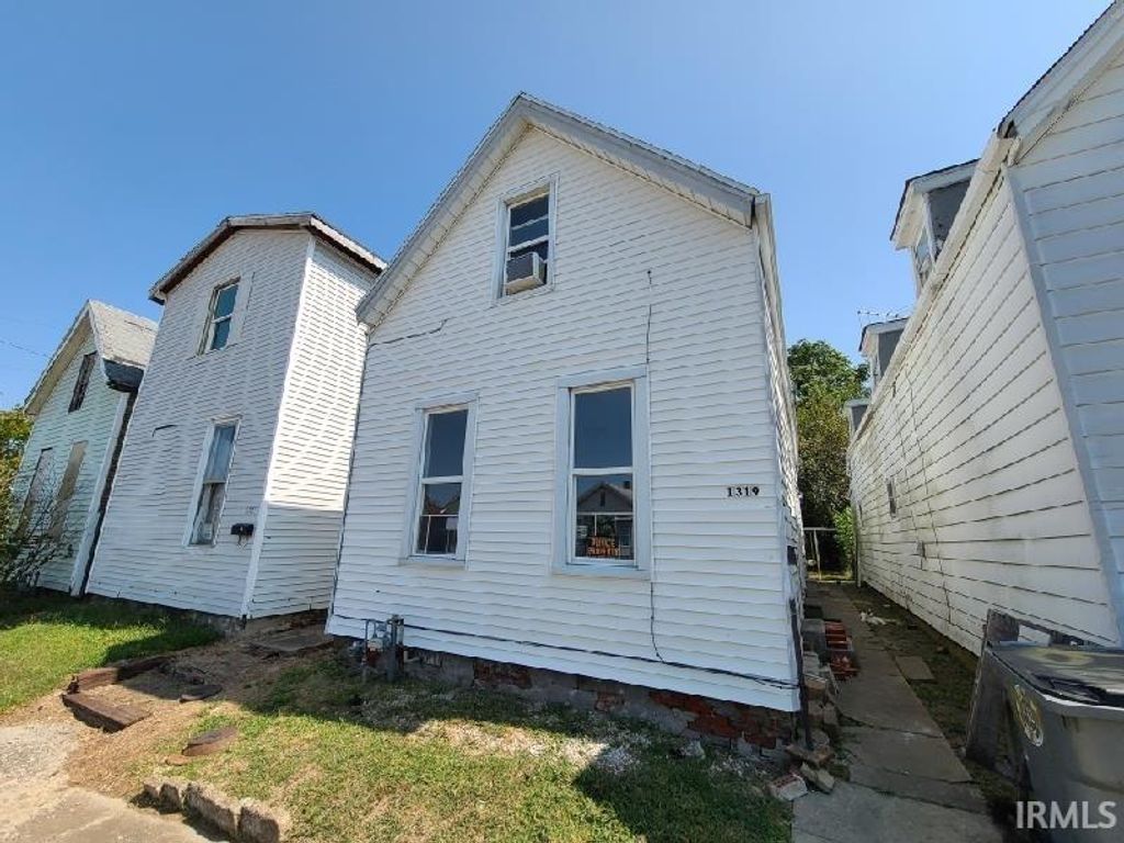 Photo of 1319 Oakley Street, Evansville, IN 47710 (MLS # 202613520)