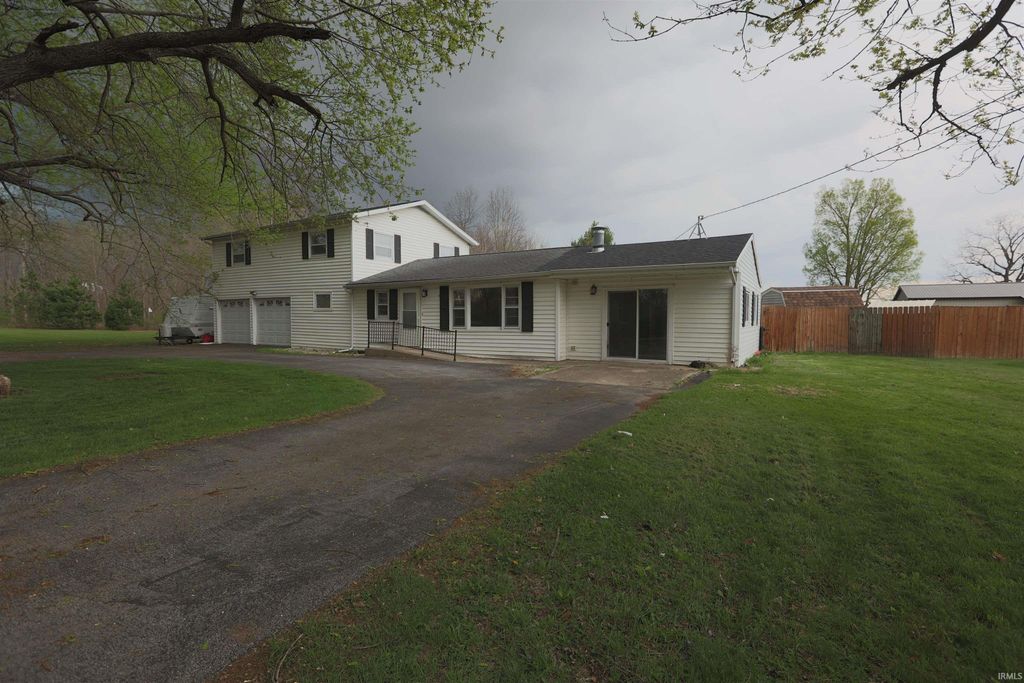 Photo of 515 E Riverside Road, Huntington, IN 46750 (MLS # 202614518)