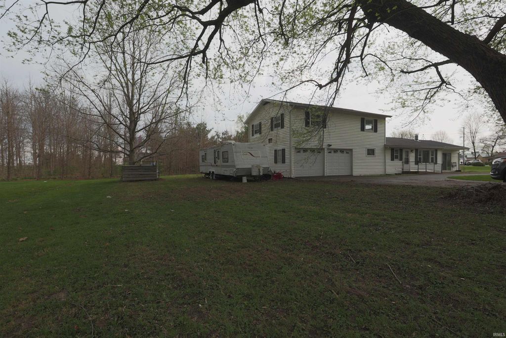 Photo of 515 E Riverside Road, Huntington, IN 46750 (MLS # 202614518)