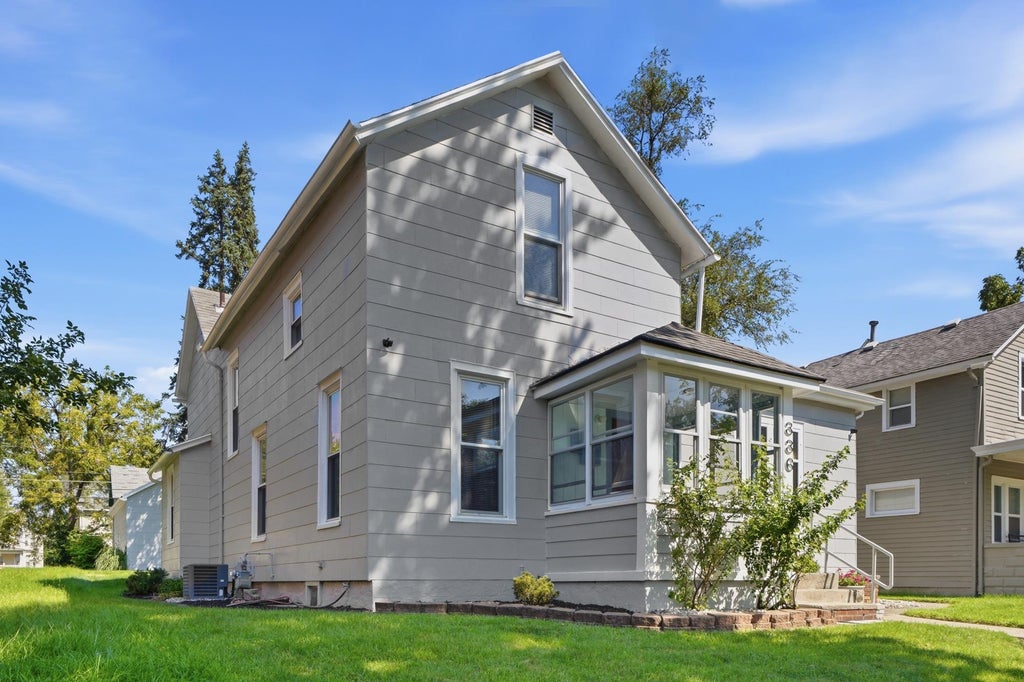 Photo of 336 W Creighton Avenue, Fort Wayne, IN 46807 (MLS # 202636422)