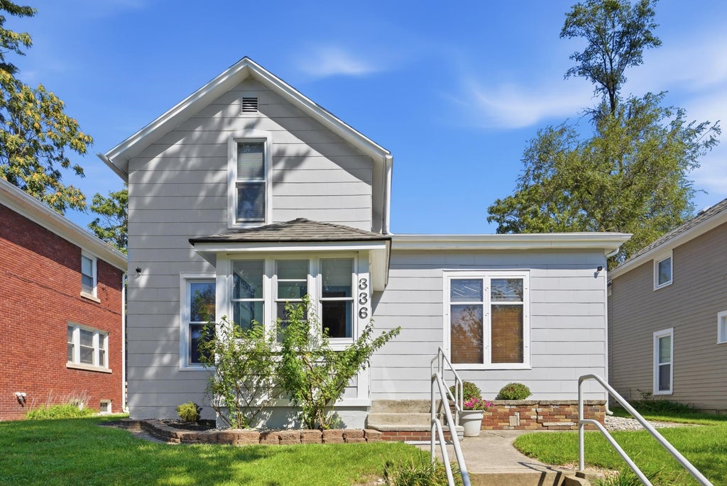 Photo of 336 W Creighton Avenue, Fort Wayne, IN 46807 (MLS # 202636422)