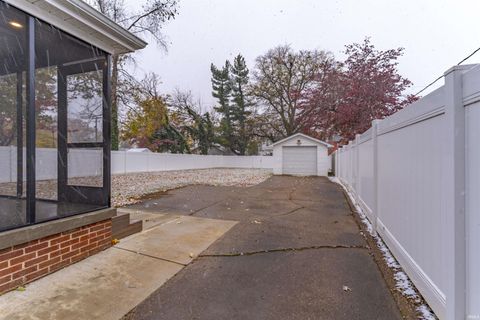 Tiny photo for 1708 Washington Avenue, Evansville, IN 47714 (MLS # 202545490)