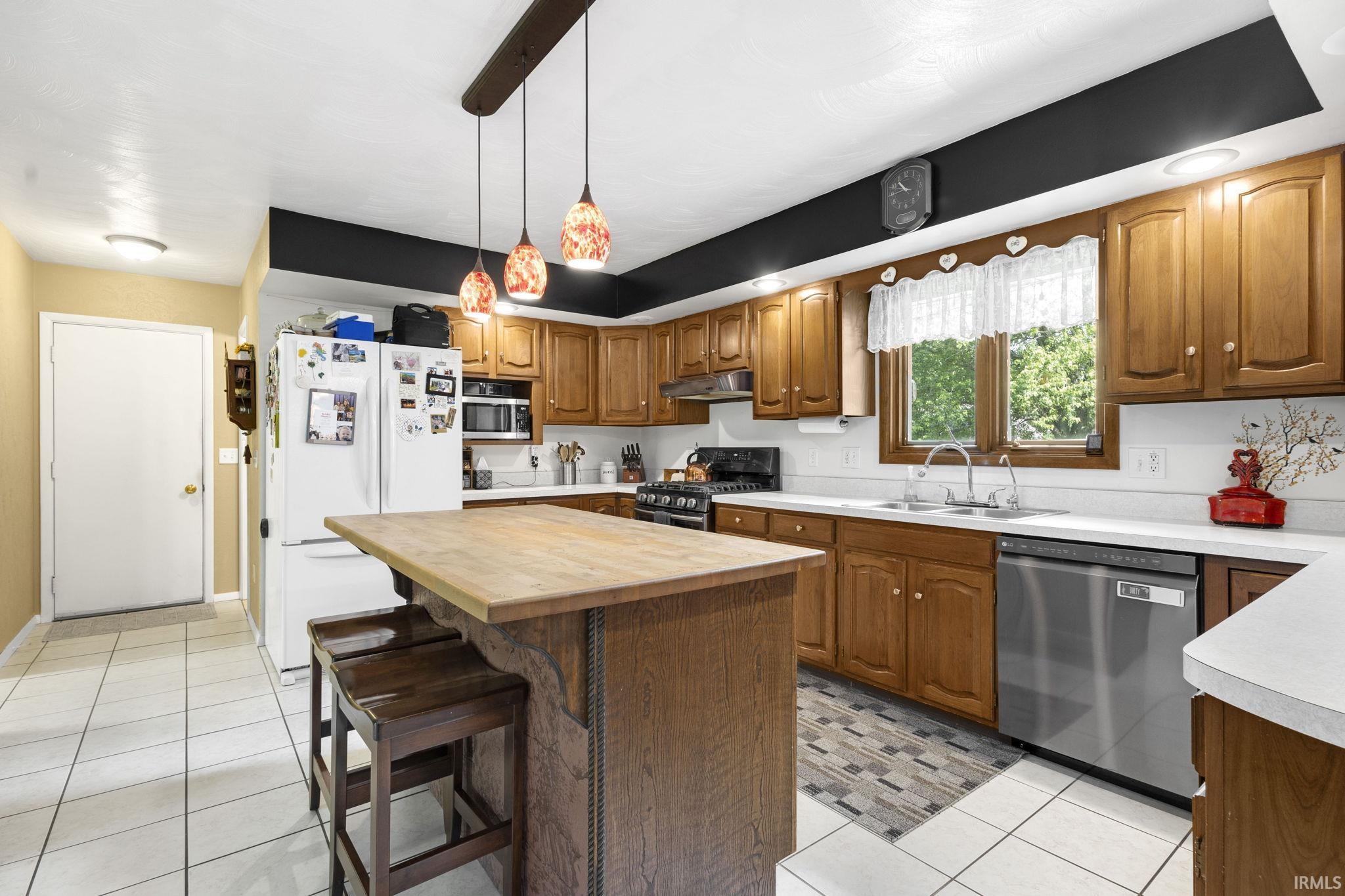 Goshen, Indiana 46528, United States, 5 Bedrooms Bedrooms, ,3 BathroomsBathrooms,Residential,Pending,156480