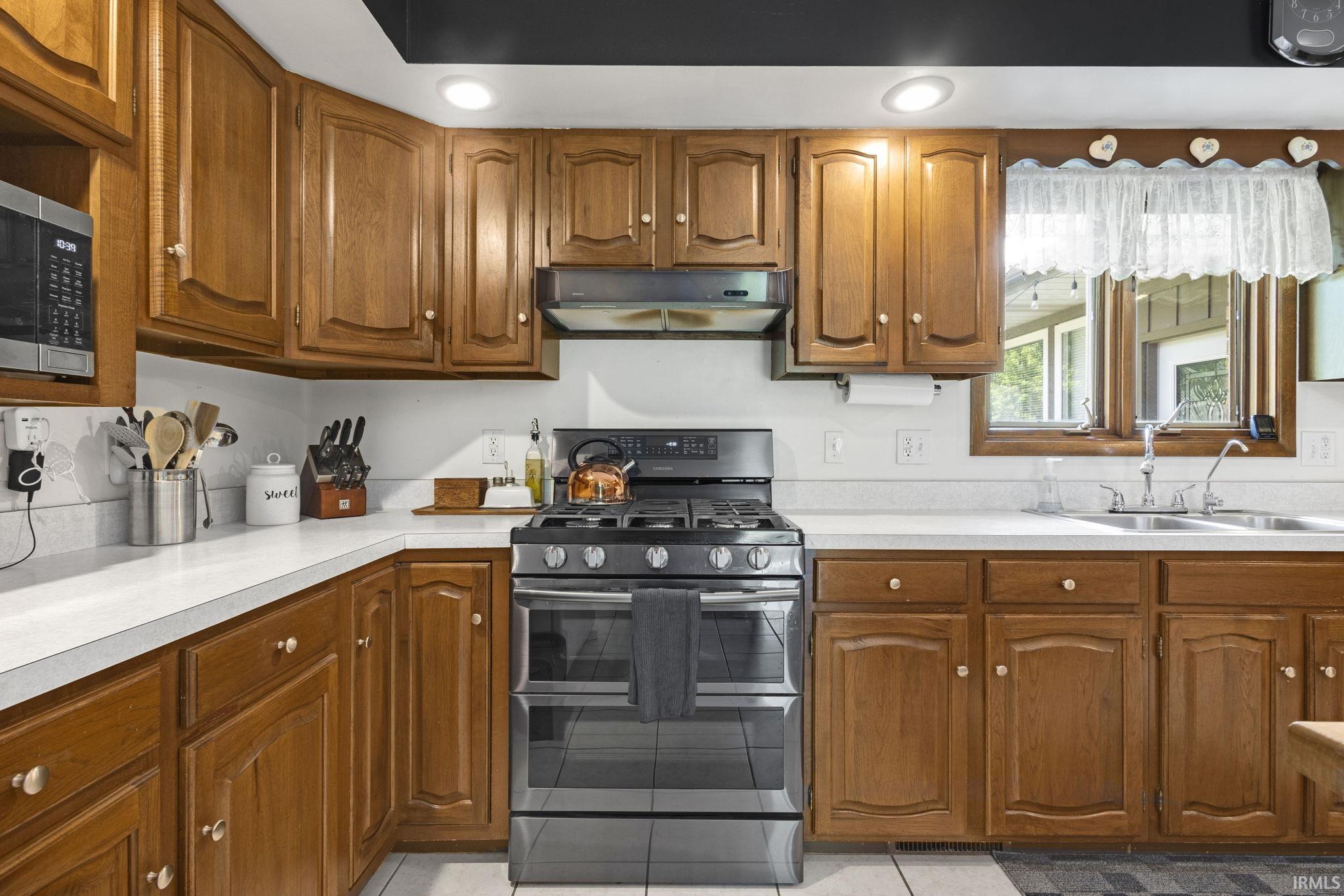 Goshen, Indiana 46528, United States, 5 Bedrooms Bedrooms, ,3 BathroomsBathrooms,Residential,Pending,156480