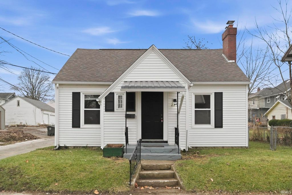 Photo of 225 W Darrow Avenue, Fort Wayne, IN 46807 (MLS # 202549653)