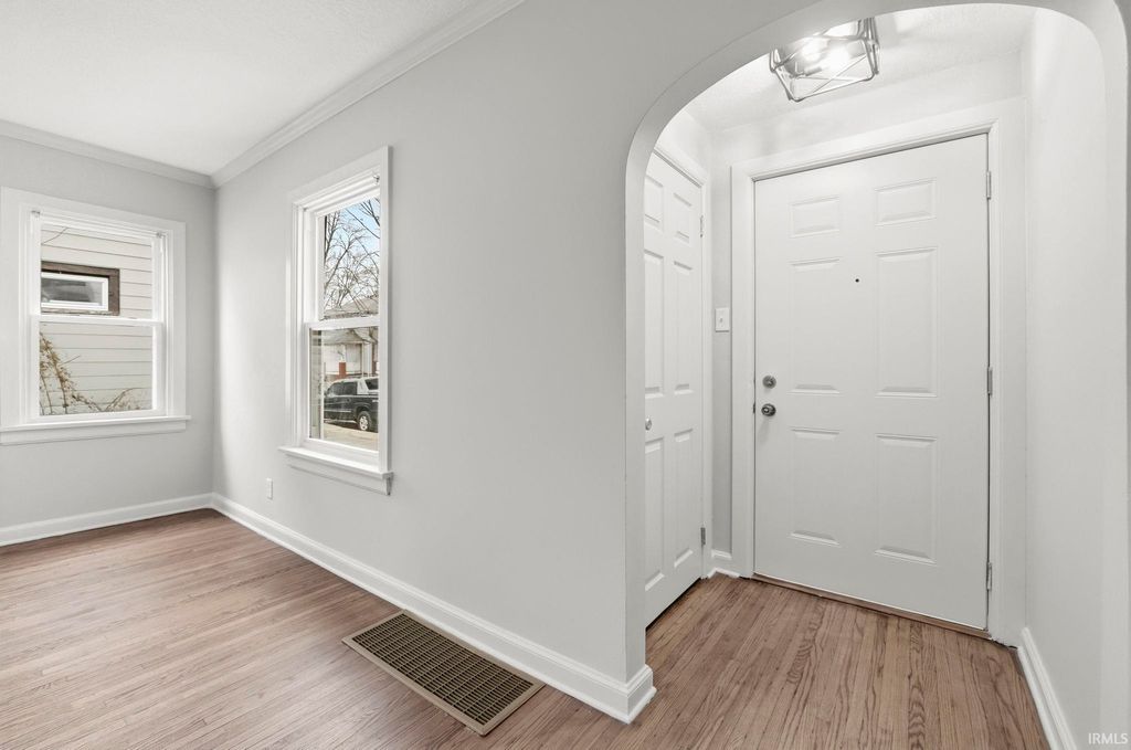 Photo of 225 W Darrow Avenue, Fort Wayne, IN 46807 (MLS # 202549653)