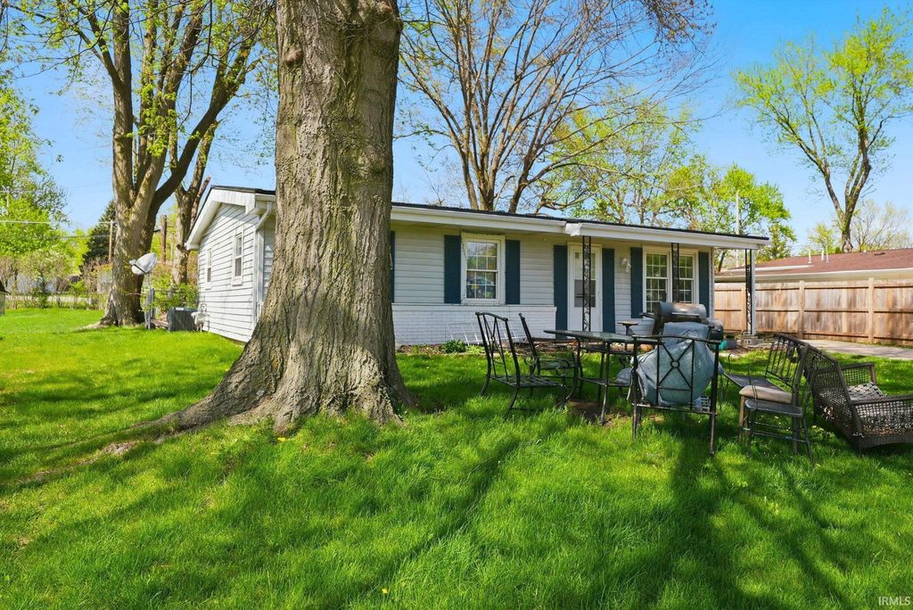 Photo of 214 W Crown Lane, Fort Wayne, IN 46807 (MLS # 202616145)