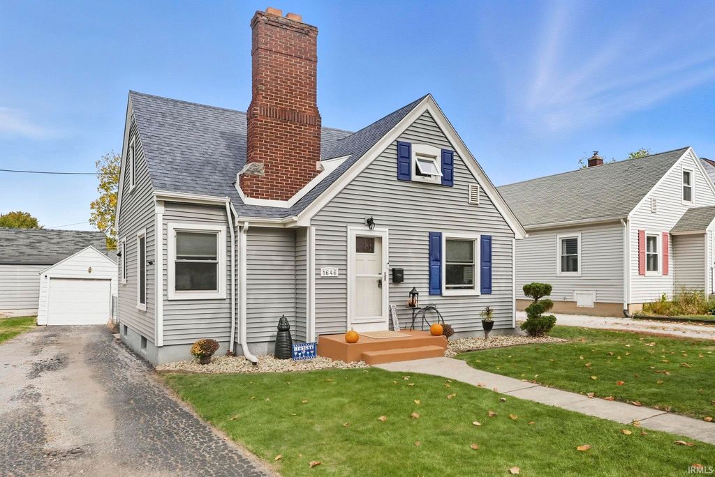 Photo of 1646 Spring Street, Fort Wayne, IN 46808 (MLS # 202542581)