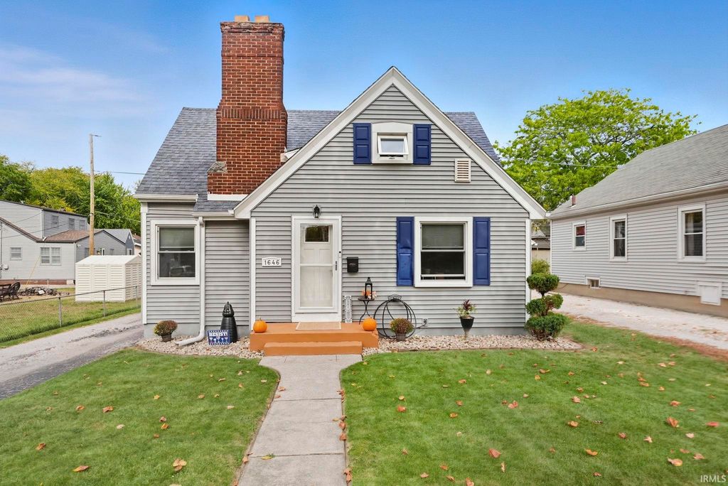 Photo of 1646 Spring Street, Fort Wayne, IN 46808 (MLS # 202542581)