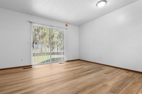 Tiny photo for 652 Northgate Circle, Rochester, IN 46975 (MLS # 202613457)