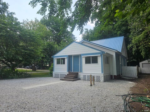 Tiny photo for 8416 E Lindstrom Lane, New Carlisle, IN 46552 (MLS # 202629492)