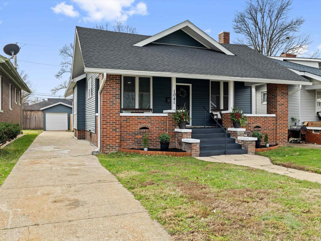 Photo of 1041 E Chandler Avenue, Evansville, IN 47714 (MLS # 202547834)