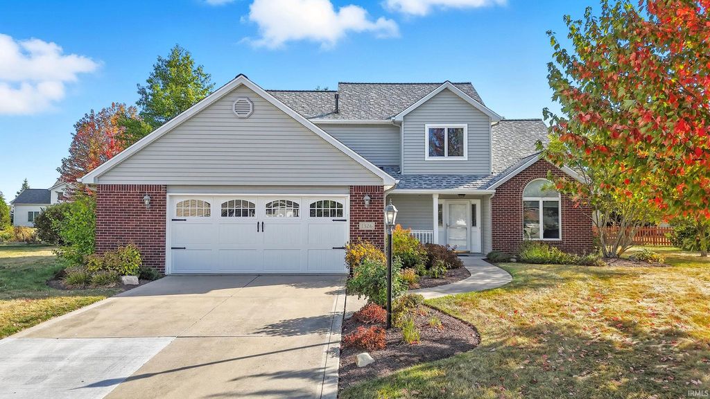 Photo of 1326 Bluff Pointe Way, Fort Wayne, IN 46845 (MLS # 202540596)