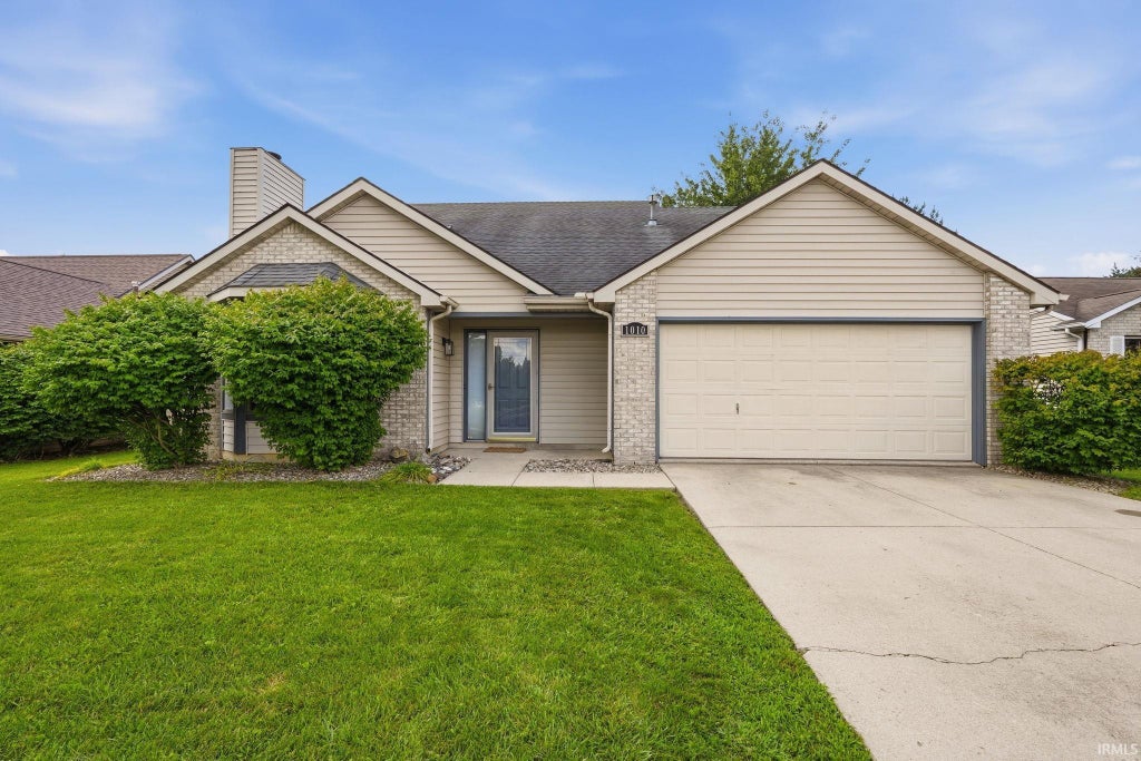 Photo of 1010 Autumn Ridge Lane, Fort Wayne, IN 46804 (MLS # 202635555)