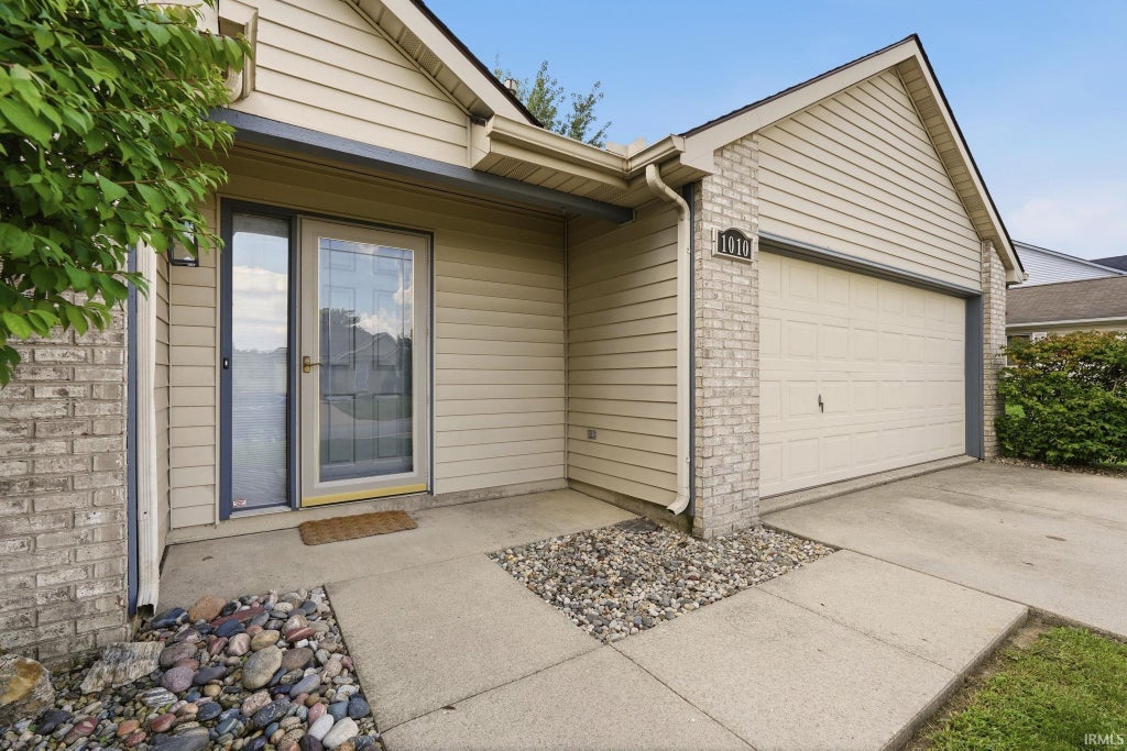 Photo of 1010 Autumn Ridge Lane, Fort Wayne, IN 46804 (MLS # 202635555)
