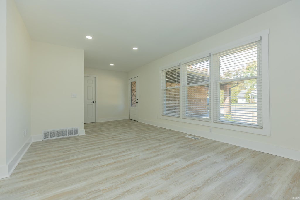 Photo of 6709 Lincoln Avenue, Evansville, IN 47715 (MLS # 202644403)