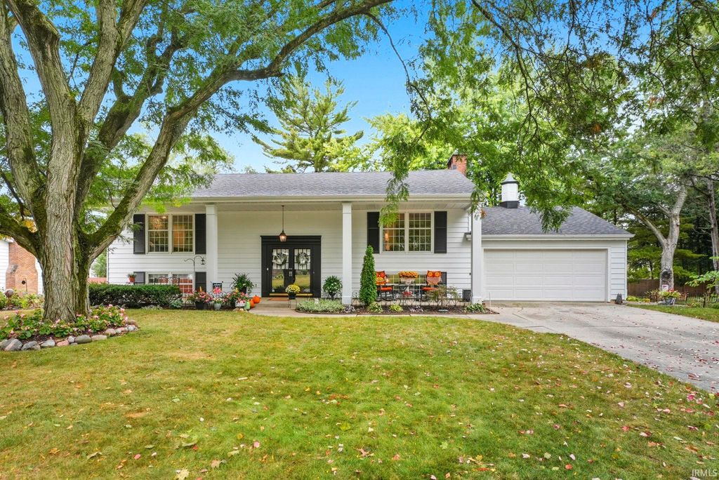 Photo of 5426 South Wayne Avenue, Fort Wayne, IN 46807 (MLS # 202538852)