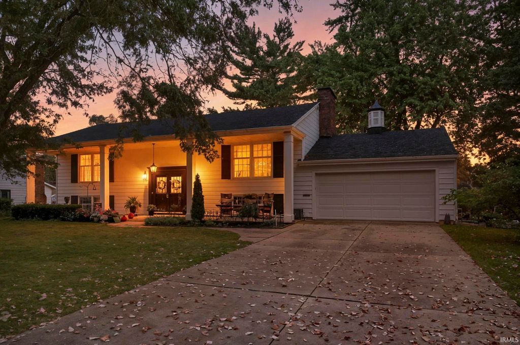 Photo of 5426 South Wayne Avenue, Fort Wayne, IN 46807 (MLS # 202538852)