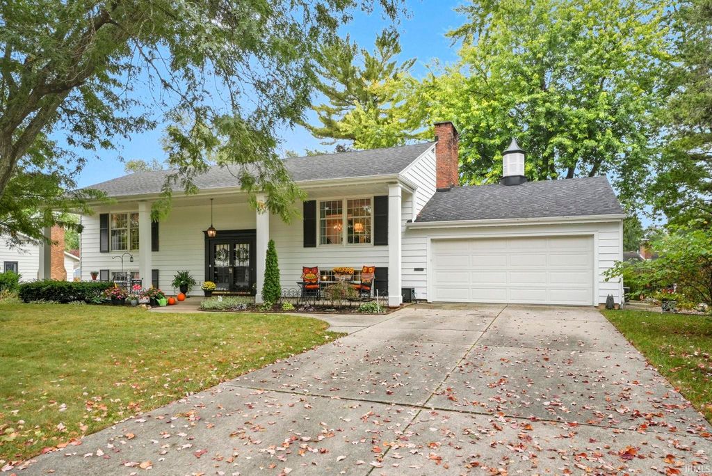 Photo of 5426 South Wayne Avenue, Fort Wayne, IN 46807 (MLS # 202538852)