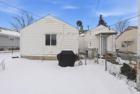 Tiny photo for 1917 Glenwood Avenue, Fort Wayne, IN 46805 (MLS # 202603861)