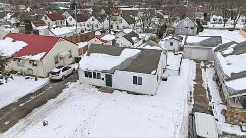 Tiny photo for 1917 Glenwood Avenue, Fort Wayne, IN 46805 (MLS # 202603861)