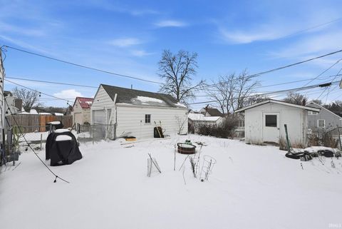 Tiny photo for 1917 Glenwood Avenue, Fort Wayne, IN 46805 (MLS # 202603861)