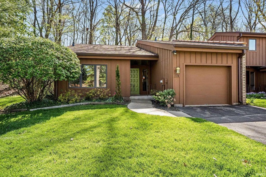 Photo of 1728 W North Shore Drive, South Bend, IN 46617 (MLS # 202615204)