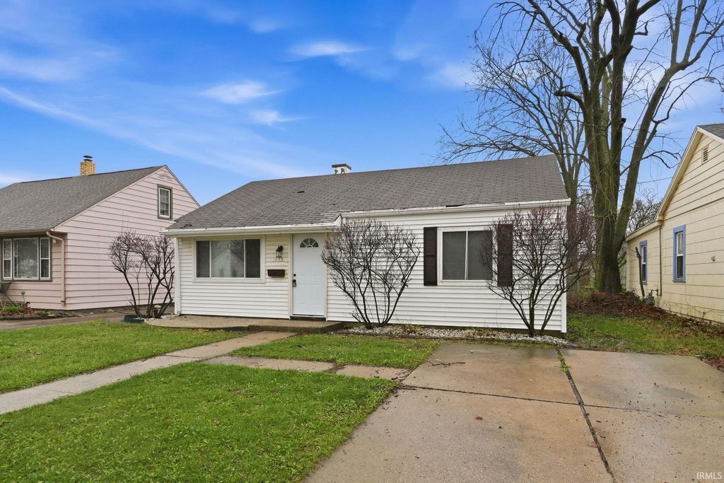 Photo of 1833 Cherokee Road, Fort Wayne, IN 46808 (MLS # 202611145)