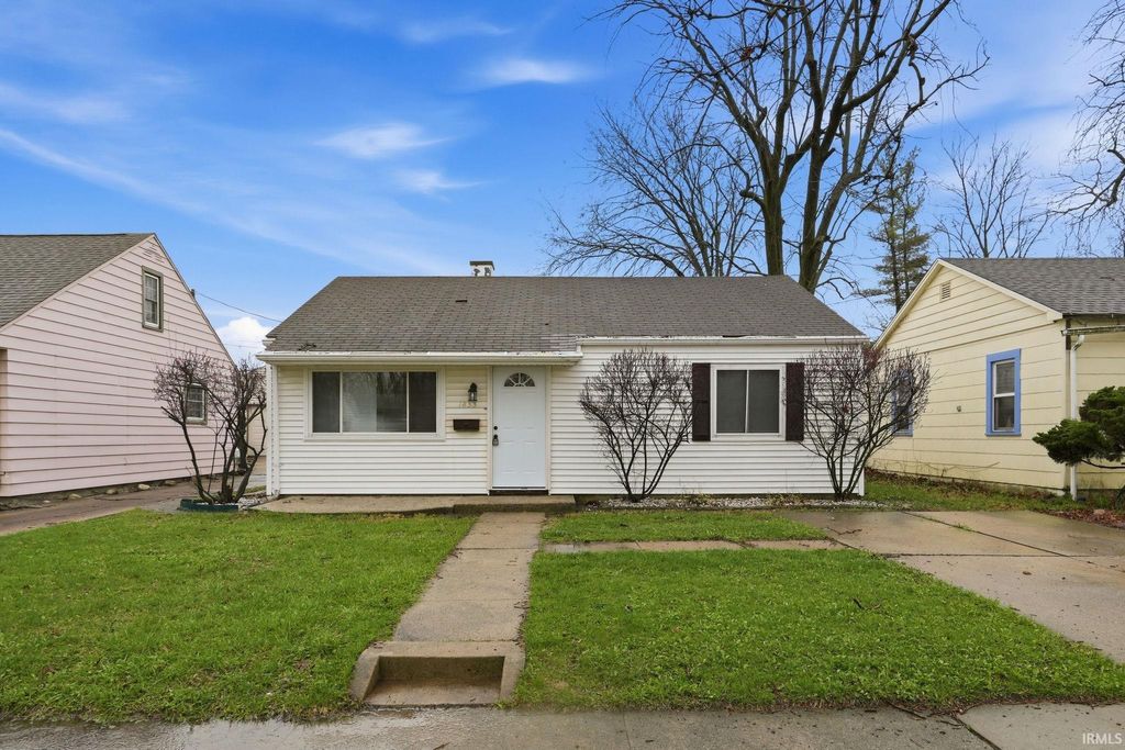 Photo of 1833 Cherokee Road, Fort Wayne, IN 46808 (MLS # 202611145)