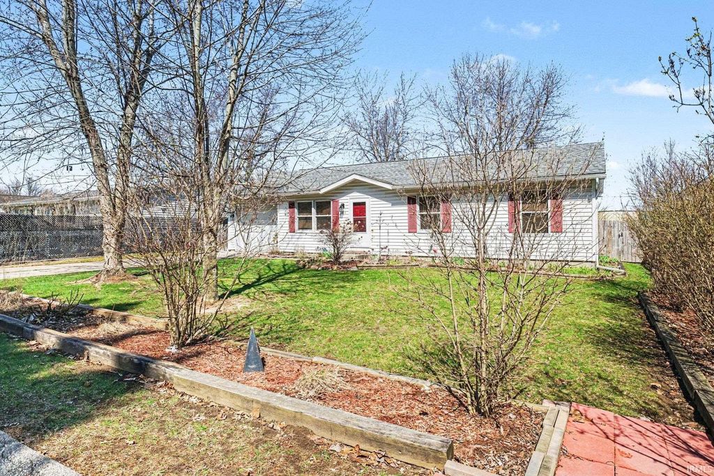 Photo of 306 W Hillside Drive, Syracuse, IN 46567 (MLS # 202610802)