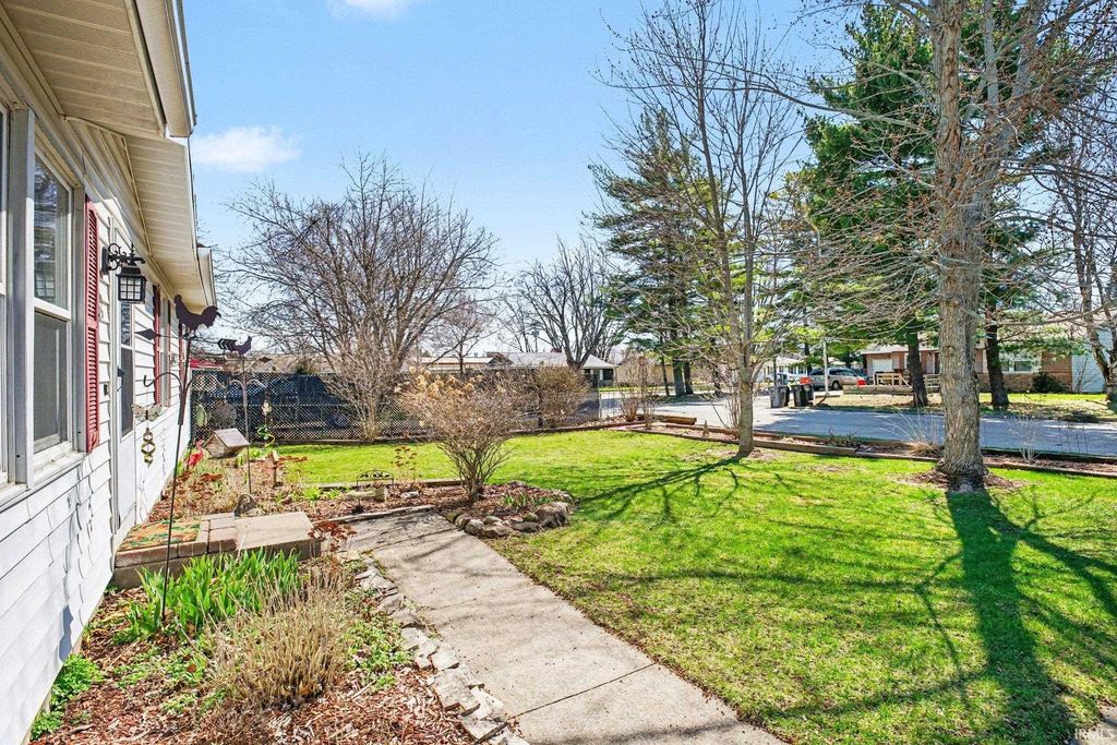 Photo of 306 W Hillside Drive, Syracuse, IN 46567 (MLS # 202610802)