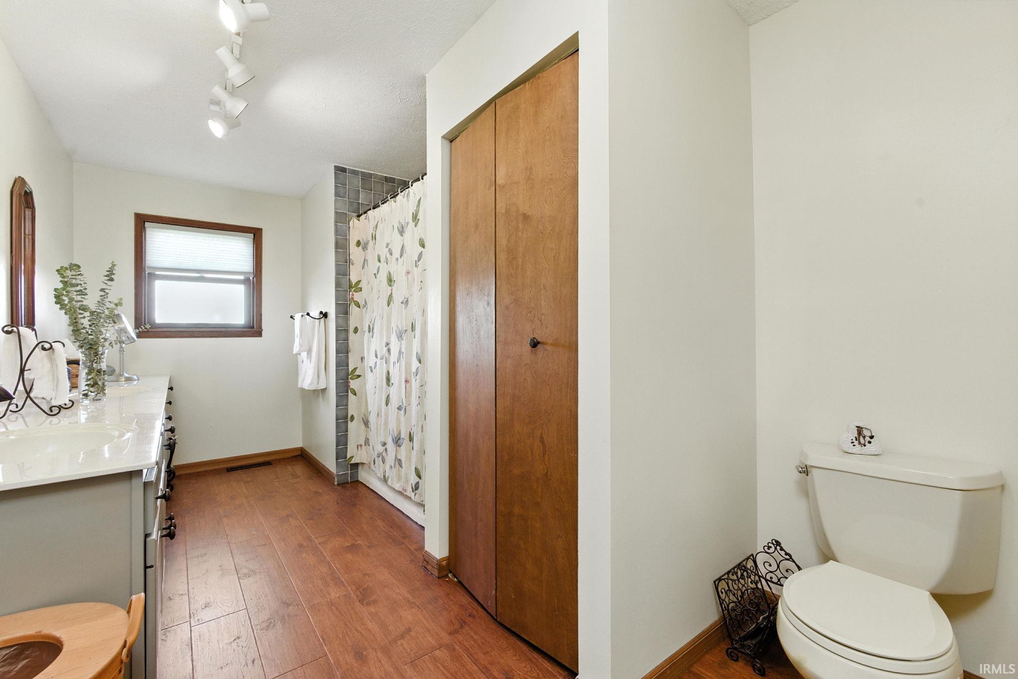 Mishawaka, Indiana 46544, United States, 5 Bedrooms Bedrooms, ,3 BathroomsBathrooms,Residential,Active,183838