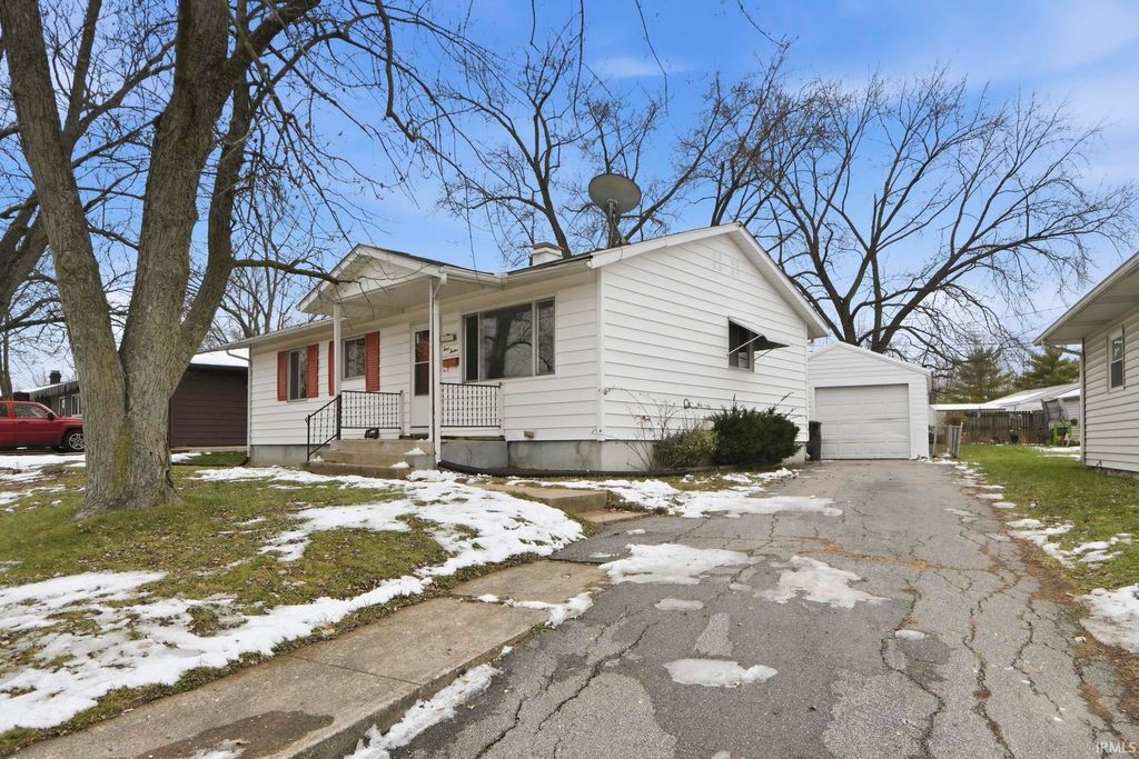 Photo of 412 Edgeknoll Lane, Fort Wayne, IN 46816 (MLS # 202548858)