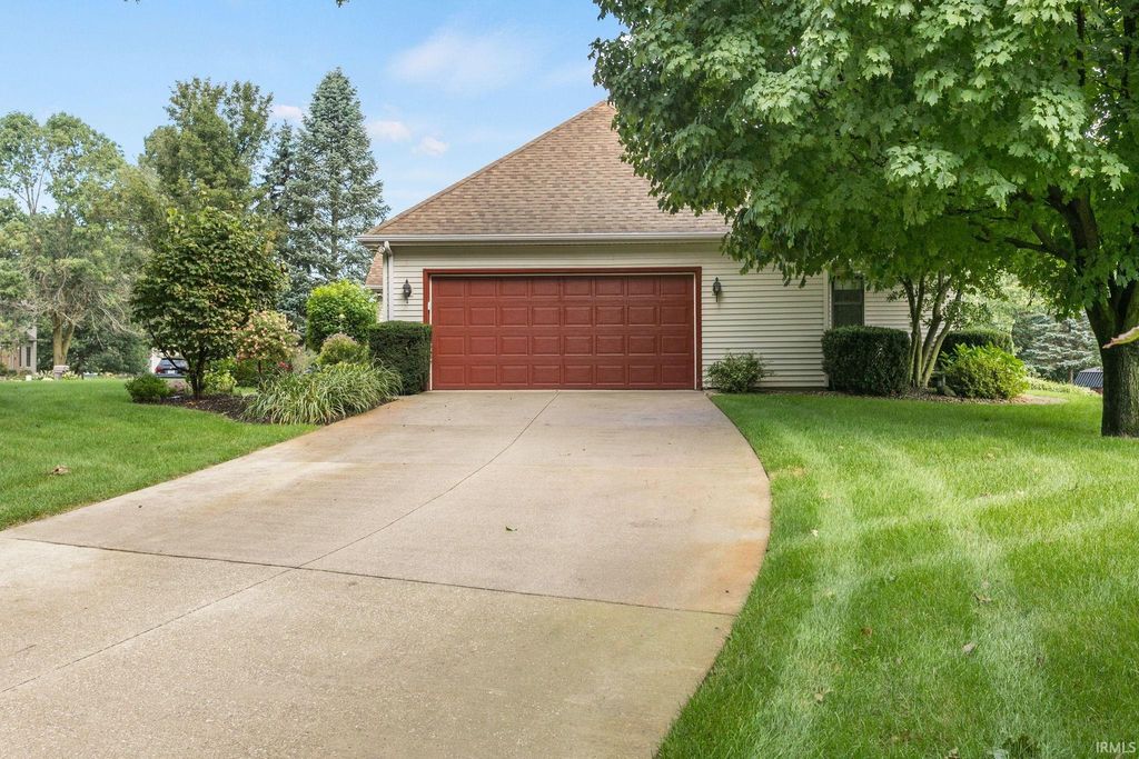 Photo of 59390 High Pointe Drive, South Bend, IN 46614 (MLS # 202545643)