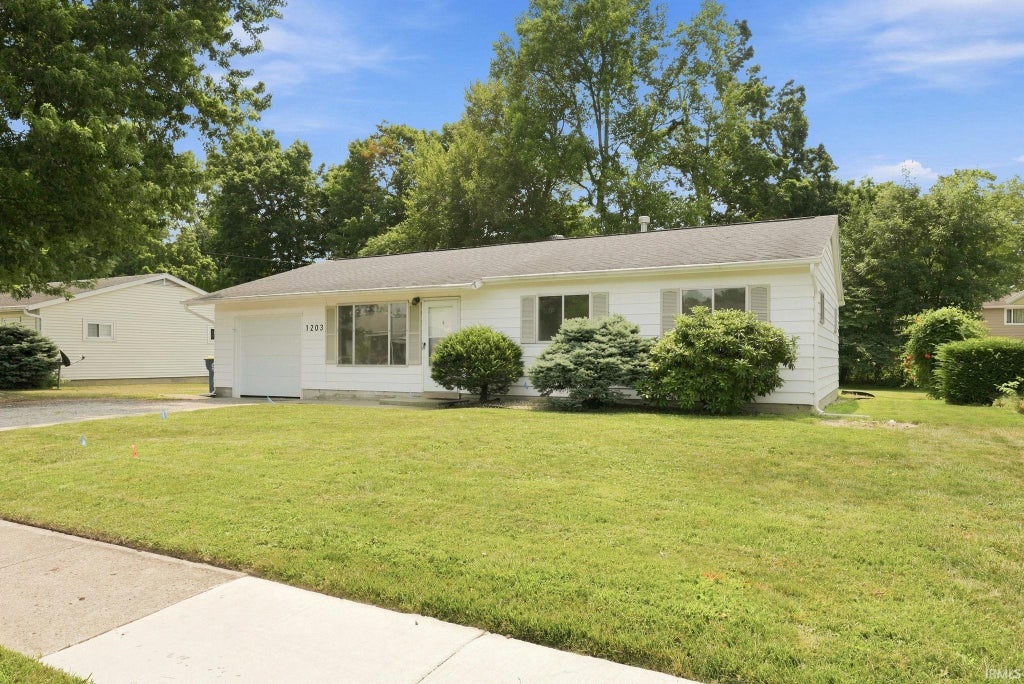 Photo of 1203 Superior Drive, Auburn, IN 46706 (MLS # 202628407)