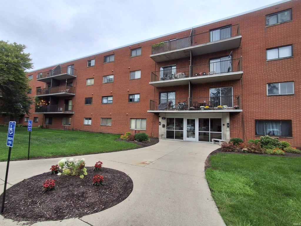 Photo of 2927 Westbrook B-403 Drive, Fort Wayne, IN 46805 (MLS # 202639372)