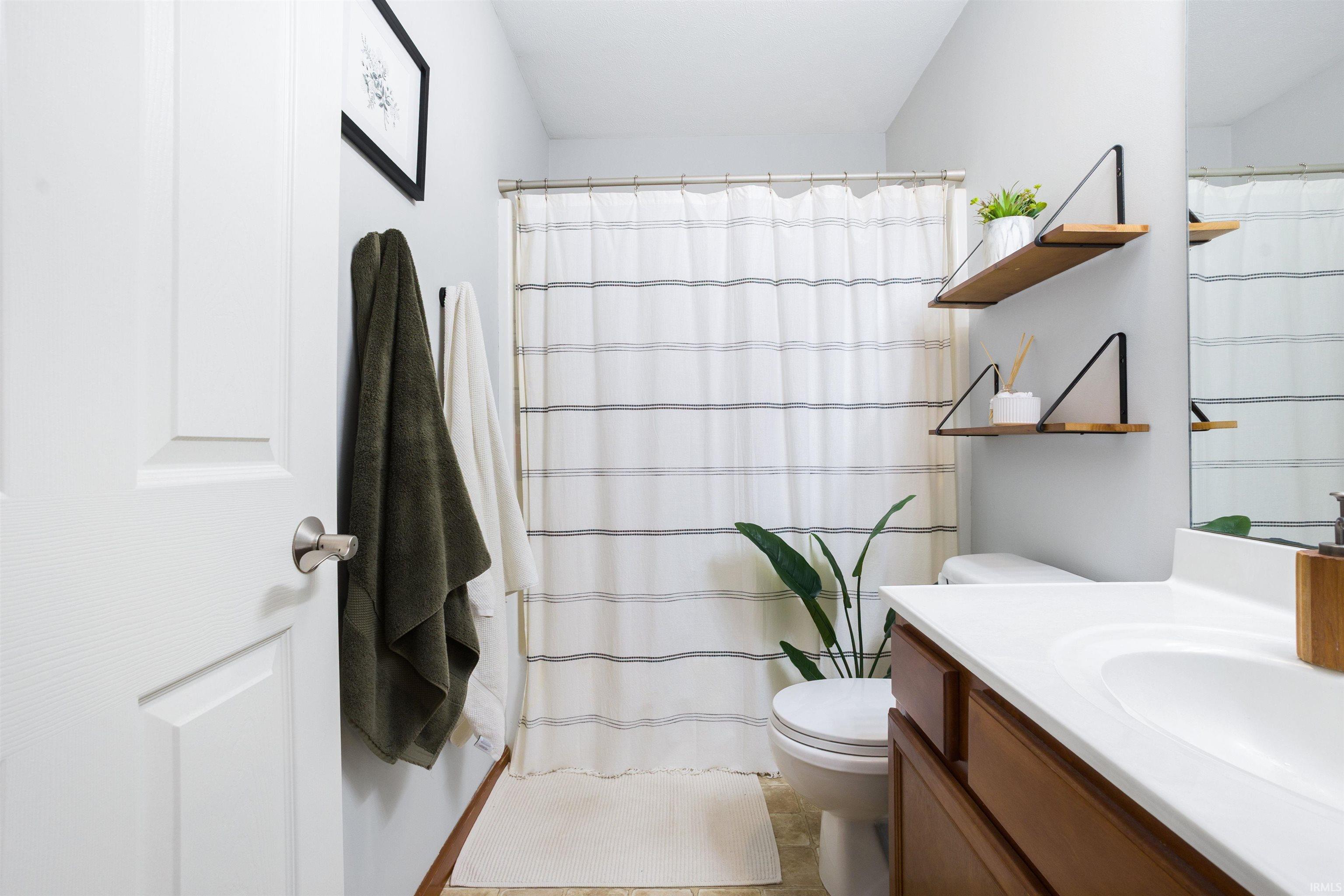 Goshen, Indiana 46528, United States, 3 Bedrooms Bedrooms, ,2 BathroomsBathrooms,Residential,Pending,250328