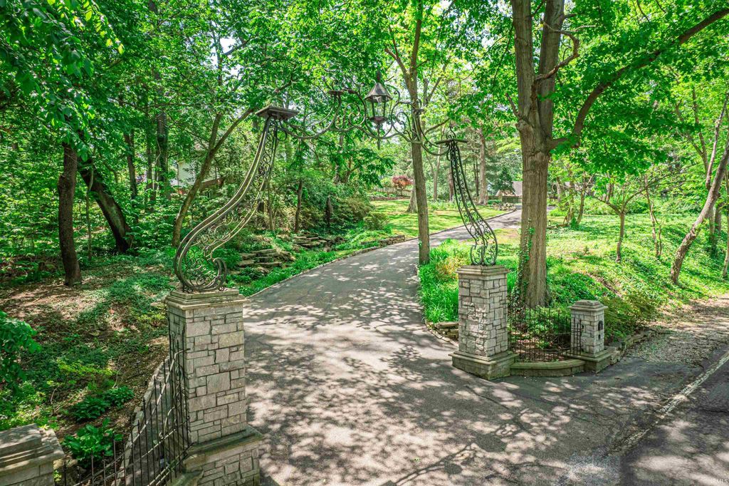 Photo of 703 Pfeiffer Road, Evansville, IN 47711 (MLS # 202549728)